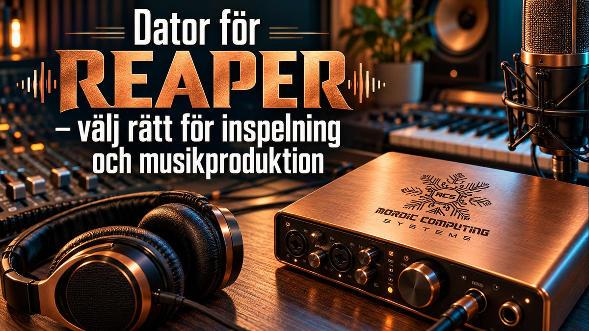 Dator för REAPER – välj rätt för inspelning och musikproduktion. Kopparfärgad studiomiljö med mikrofon, ljudutrustning och en graverad NCS-logga.