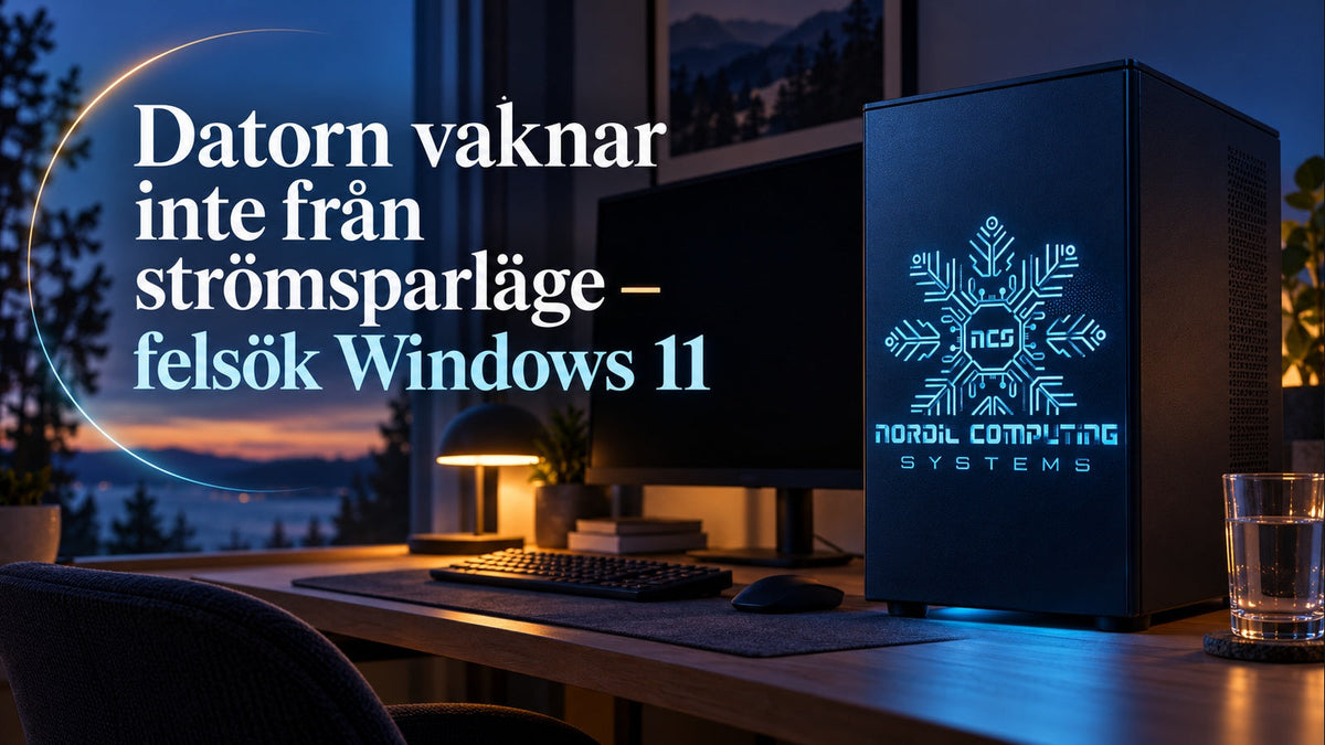 Kvällsbelyst skrivbord med mörk bildskärm, artikelrubrik och NCS-loggan integrerad i datorns front.