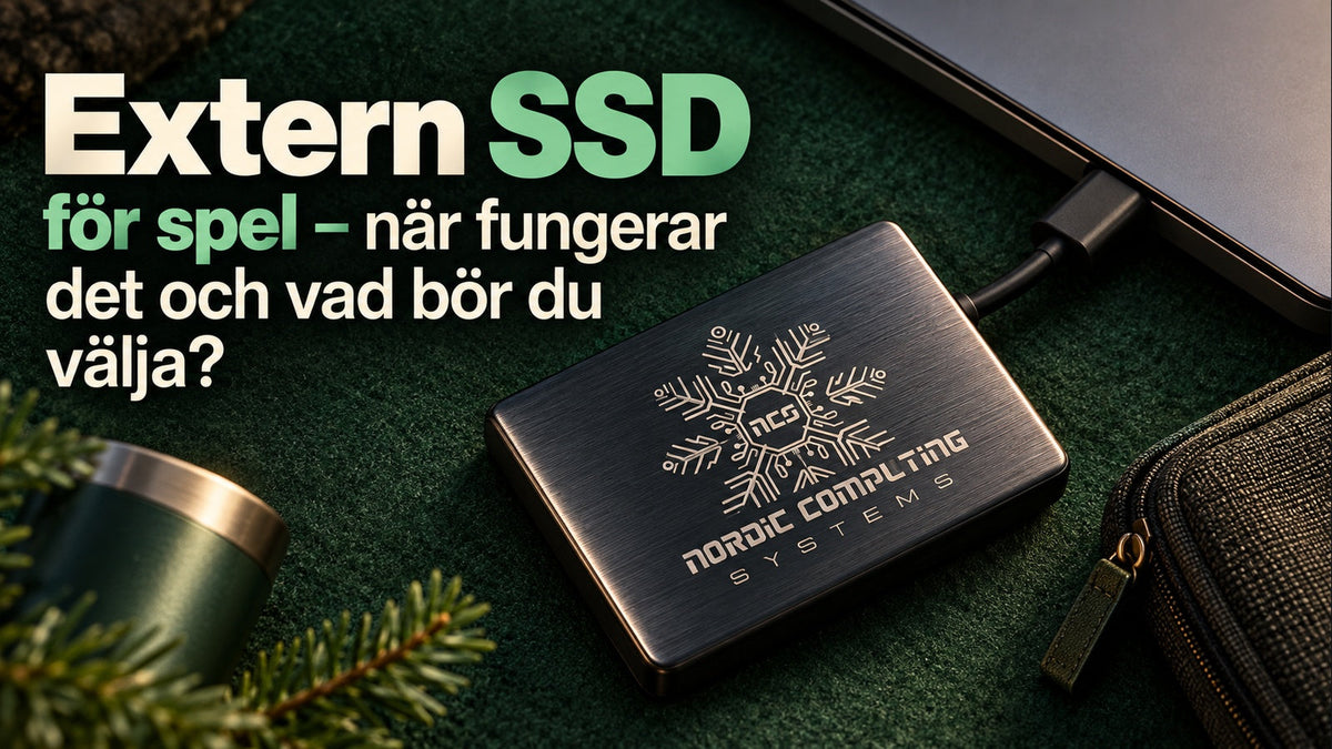 Extern SSD för spel – när fungerar det och vad bör du välja? Smaragdgrön miljö med portabel SSD, USB-C-kabel och NCS-loggan graverad i aluminiumytan.