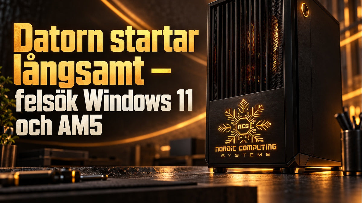 Datorn startar långsamt – felsök Windows 11 och AM5. Bärnstensfärgad typografi och ett slutet datorchassi med upplyst NCS-logga i fronten.